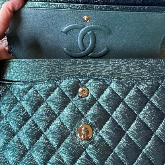SOLD Classic Medium Flap 22P Iridescent Green Quilted Caviar light GHW! Unused! - Picture 7 of 15
